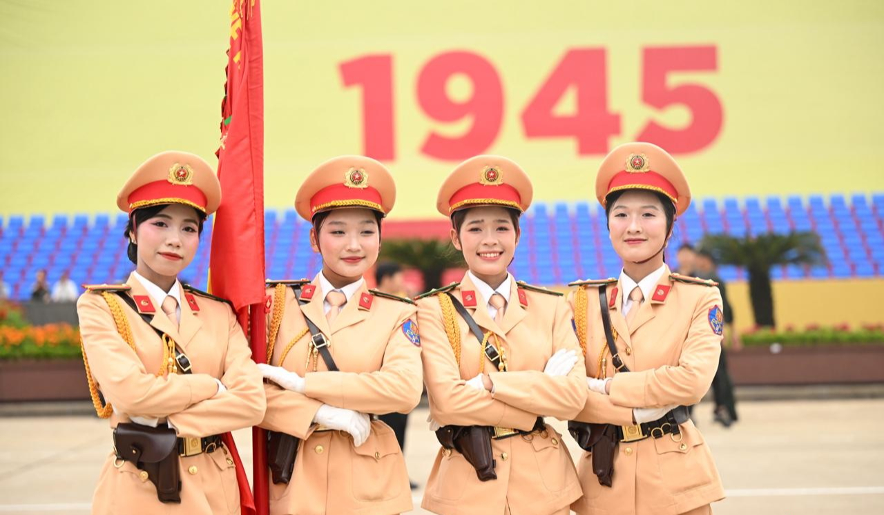 Những "bông hồng thép" tại buổi Tổng hợp luyện đầu tiên cho Lễ diễu binh, diễu hành 2/9- Ảnh 3. Những "bông hồng thép" tại buổi Tổng hợp luyện đầu tiên cho Lễ diễu binh, diễu hành 2/9- Ảnh 3.