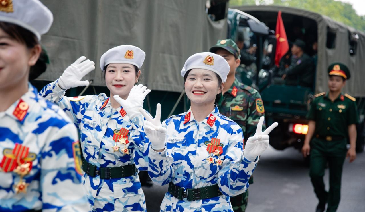 Những "bông hồng thép" tại buổi Tổng hợp luyện đầu tiên cho Lễ diễu binh, diễu hành 2/9- Ảnh 4. Những "bông hồng thép" tại buổi Tổng hợp luyện đầu tiên cho Lễ diễu binh, diễu hành 2/9- Ảnh 4.