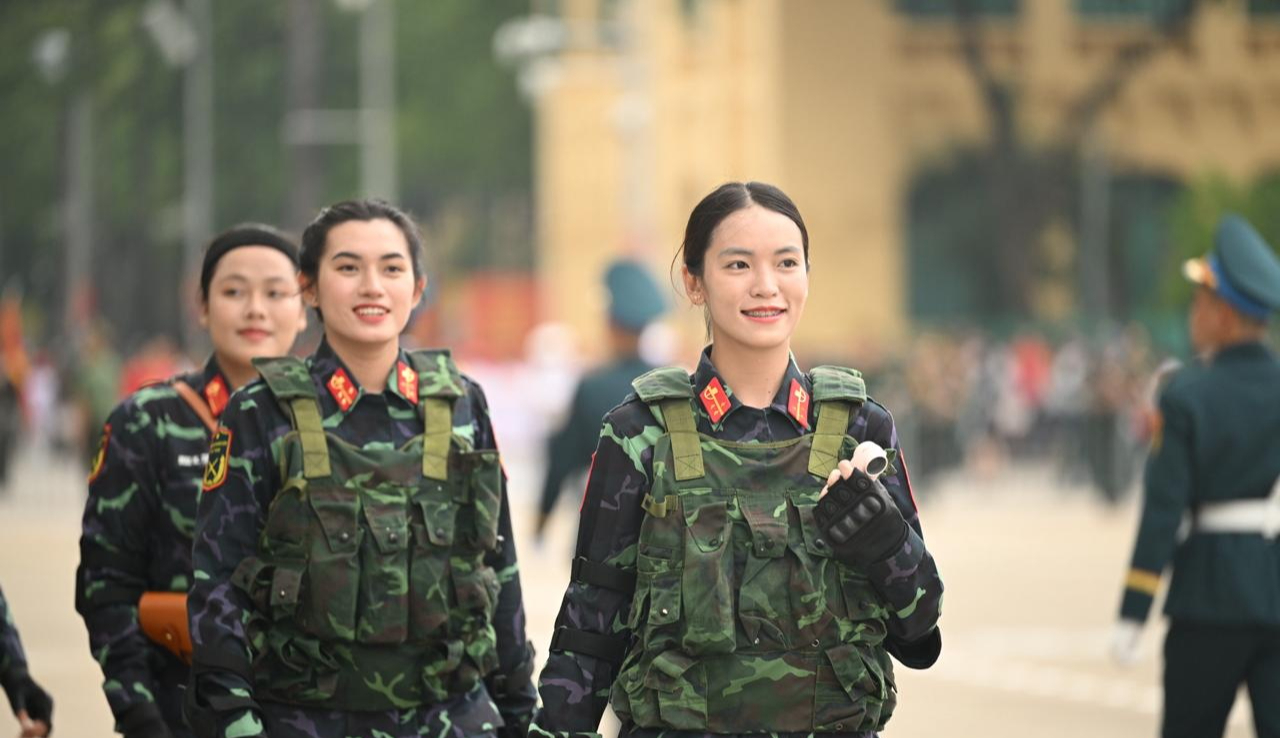 Những "bông hồng thép" tại buổi Tổng hợp luyện đầu tiên cho Lễ diễu binh, diễu hành 2/9- Ảnh 5. Những "bông hồng thép" tại buổi Tổng hợp luyện đầu tiên cho Lễ diễu binh, diễu hành 2/9- Ảnh 5.