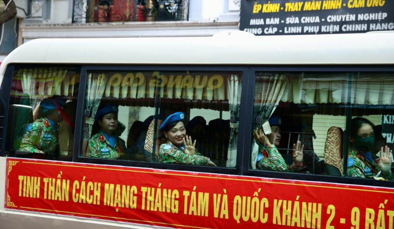 Những "bông hồng thép" tại buổi Tổng hợp luyện đầu tiên cho Lễ diễu binh, diễu hành 2/9- Ảnh 7. Những "bông hồng thép" tại buổi Tổng hợp luyện đầu tiên cho Lễ diễu binh, diễu hành 2/9- Ảnh 7.
