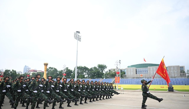 Các chiến sĩ miệt mài luyện tập trên Quảng trường Ba Đình trước giờ Tổng hợp luyện tối 21/8- Ảnh 1. Các chiến sĩ miệt mài luyện tập trên Quảng trường Ba Đình trước giờ Tổng hợp luyện tối 21/8- Ảnh 1.