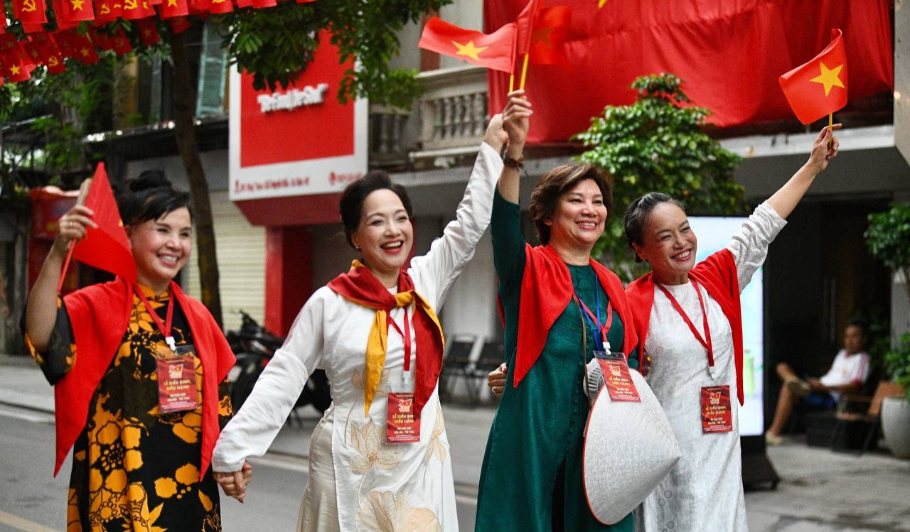 Khối nghệ sĩ lên đồ rạng rỡ trước giờ Tổng hợp luyện diễu binh, diễu hành- Ảnh 1. Khối nghệ sĩ lên đồ rạng rỡ trước giờ Tổng hợp luyện diễu binh, diễu hành- Ảnh 1.