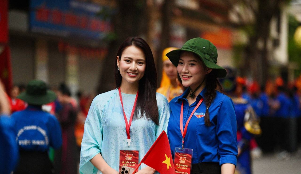 Khối nghệ sĩ lên đồ rạng rỡ trước giờ Tổng hợp luyện diễu binh, diễu hành- Ảnh 2. Khối nghệ sĩ lên đồ rạng rỡ trước giờ Tổng hợp luyện diễu binh, diễu hành- Ảnh 2.
