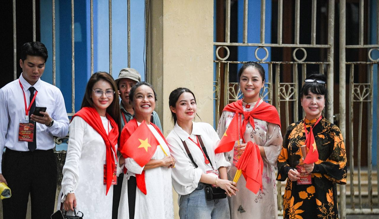 Khối nghệ sĩ lên đồ rạng rỡ trước giờ Tổng hợp luyện diễu binh, diễu hành- Ảnh 3. Khối nghệ sĩ lên đồ rạng rỡ trước giờ Tổng hợp luyện diễu binh, diễu hành- Ảnh 3.