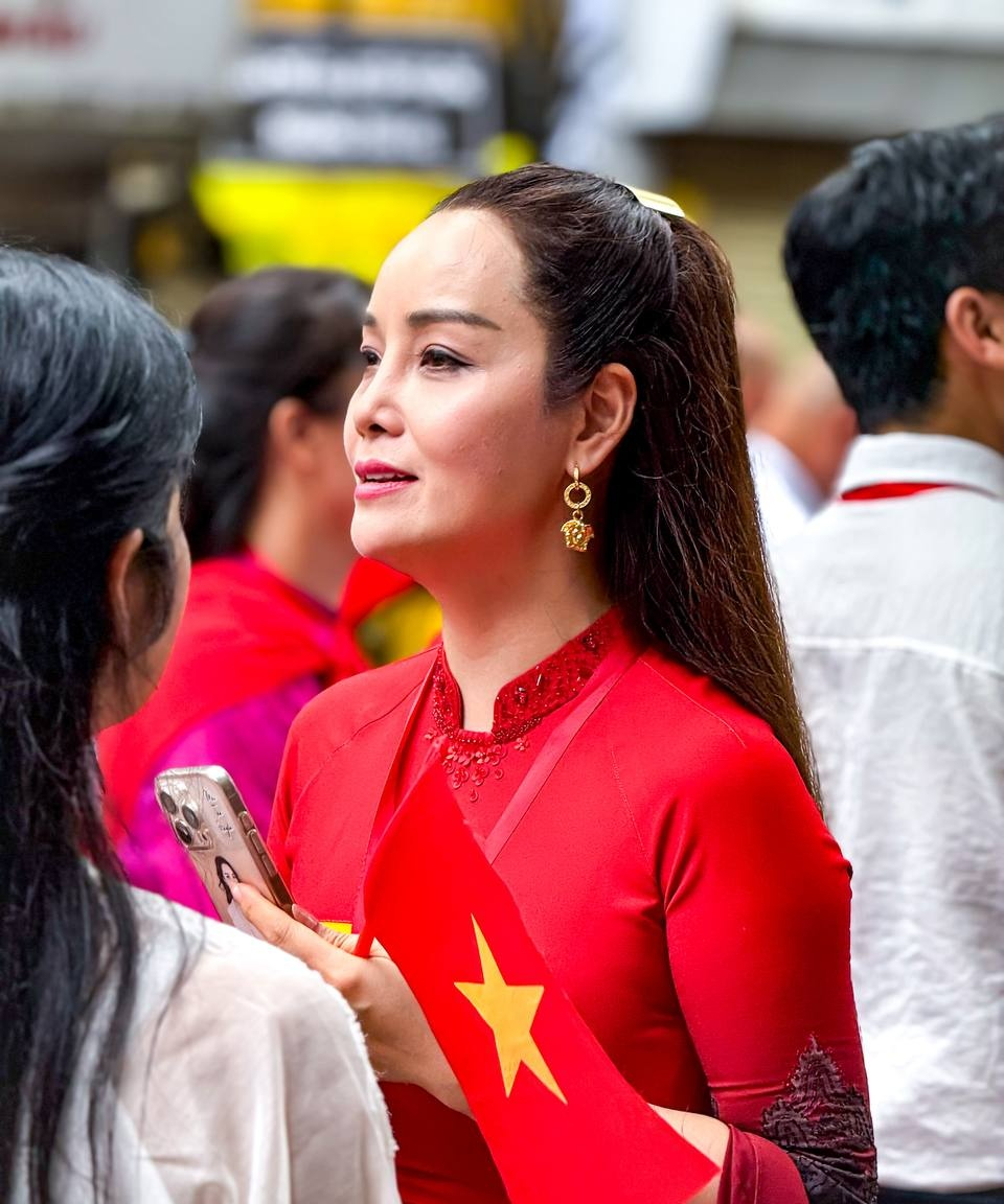Khối nghệ sĩ lên đồ rạng rỡ trước giờ Tổng hợp luyện diễu binh, diễu hành- Ảnh 4. Khối nghệ sĩ lên đồ rạng rỡ trước giờ Tổng hợp luyện diễu binh, diễu hành- Ảnh 4.