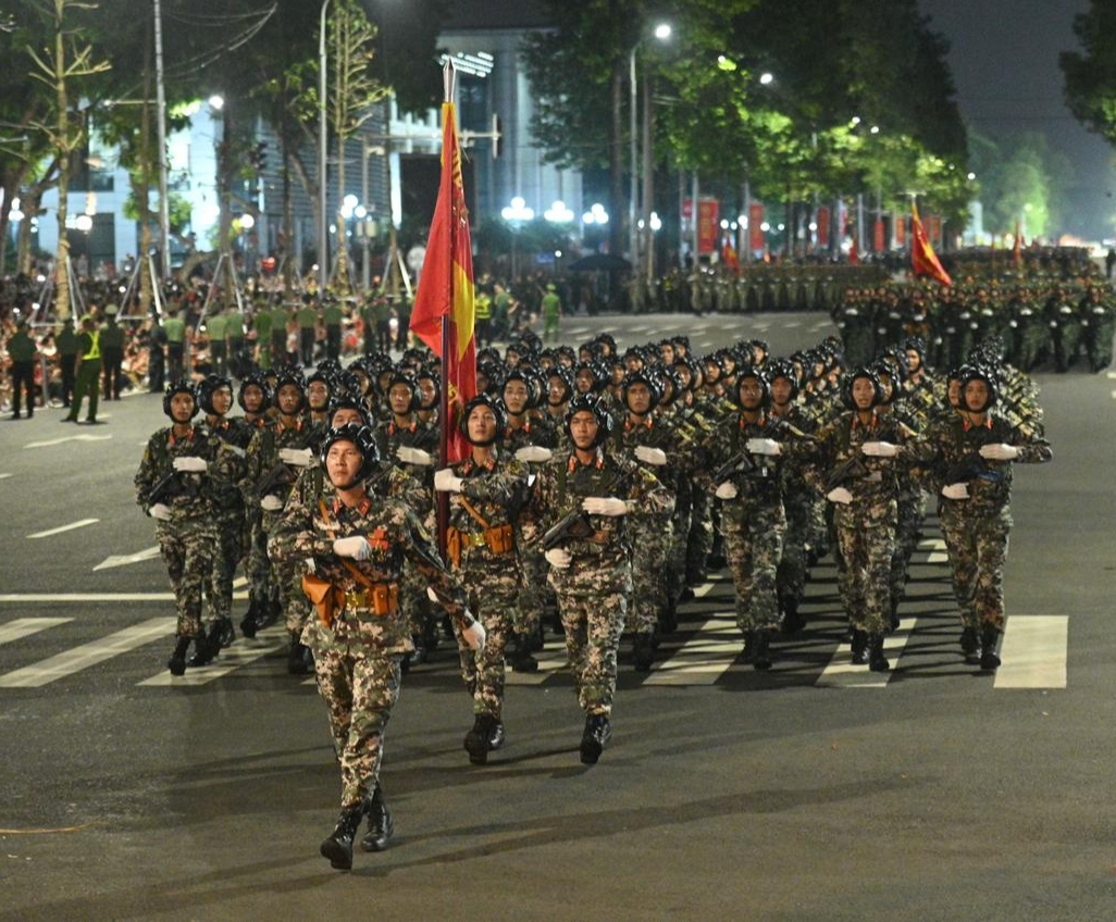Các khối diễu binh, diễu hành đi trong tiếng hò reo của nhân dân sau buổi Tổng hợp luyện tối 21/8- Ảnh 3. Các khối diễu binh, diễu hành đi trong tiếng hò reo của nhân dân sau buổi Tổng hợp luyện tối 21/8- Ảnh 3.
