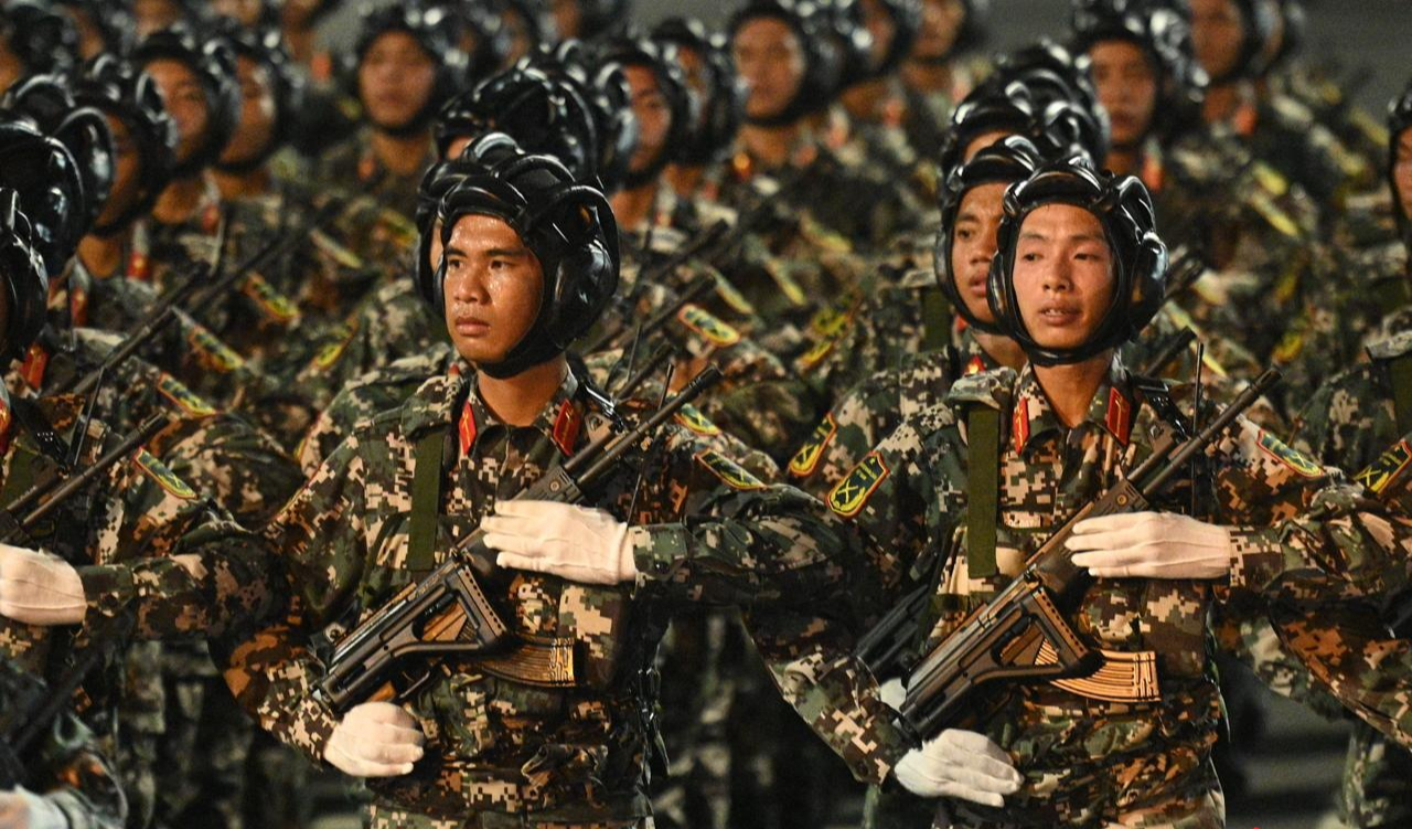 Các khối diễu binh, diễu hành đi trong tiếng hò reo của nhân dân sau buổi Tổng hợp luyện tối 21/8- Ảnh 4. Các khối diễu binh, diễu hành đi trong tiếng hò reo của nhân dân sau buổi Tổng hợp luyện tối 21/8- Ảnh 4.