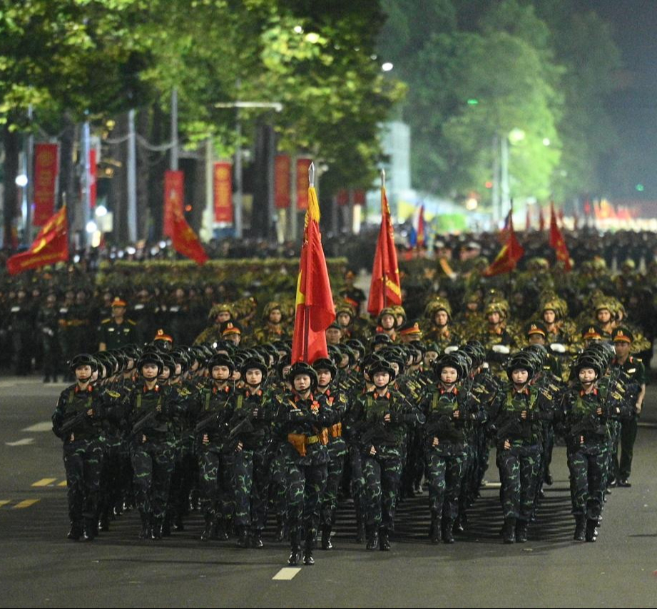 Các khối diễu binh, diễu hành đi trong tiếng hò reo của nhân dân sau buổi Tổng hợp luyện tối 21/8- Ảnh 5. Các khối diễu binh, diễu hành đi trong tiếng hò reo của nhân dân sau buổi Tổng hợp luyện tối 21/8- Ảnh 5.