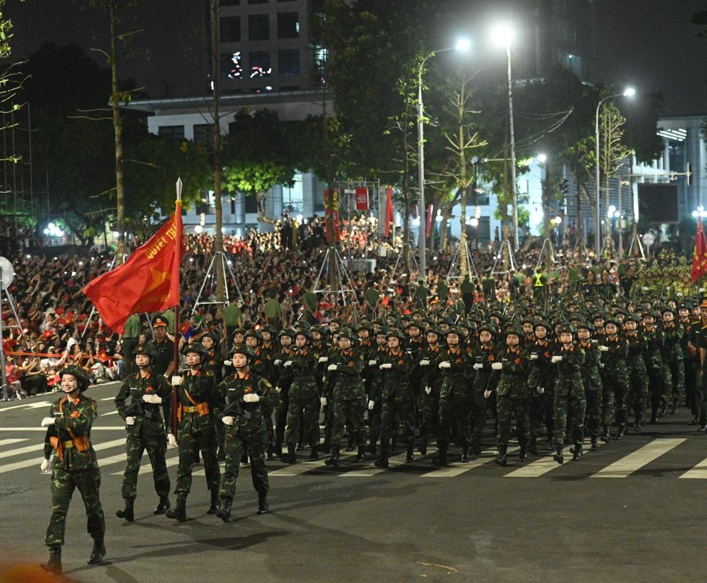 Các khối diễu binh, diễu hành đi trong tiếng hò reo của nhân dân sau buổi Tổng hợp luyện tối 21/8- Ảnh 6. Các khối diễu binh, diễu hành đi trong tiếng hò reo của nhân dân sau buổi Tổng hợp luyện tối 21/8- Ảnh 6.