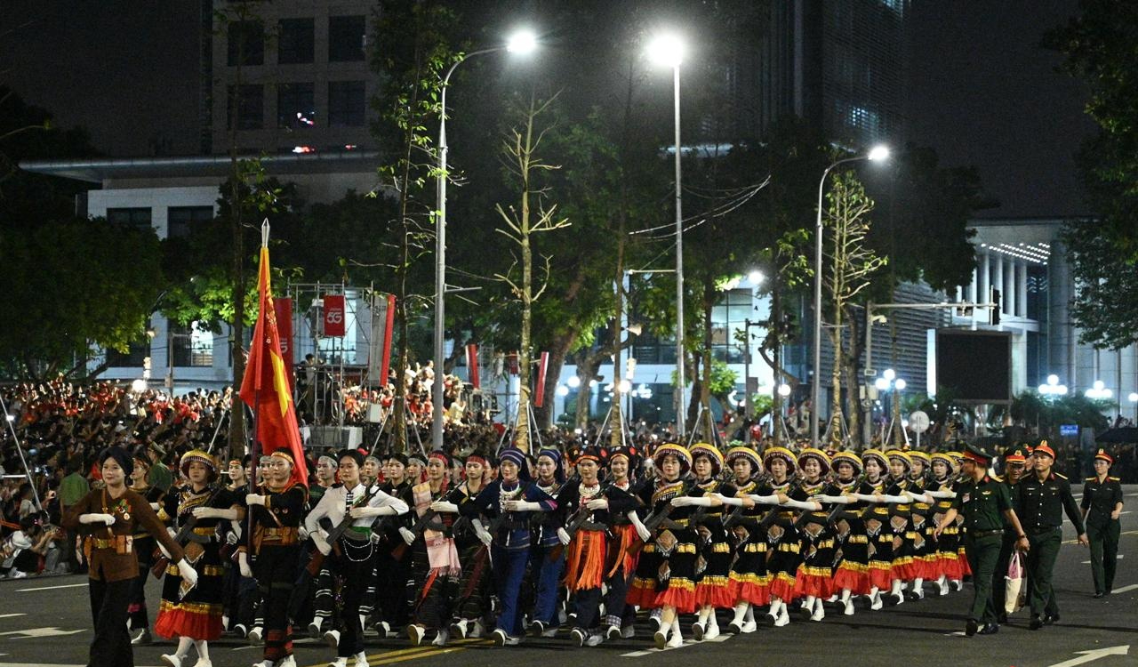 Các khối diễu binh, diễu hành đi trong tiếng hò reo của nhân dân sau buổi Tổng hợp luyện tối 21/8- Ảnh 8. Các khối diễu binh, diễu hành đi trong tiếng hò reo của nhân dân sau buổi Tổng hợp luyện tối 21/8- Ảnh 8.