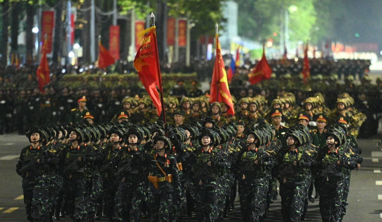 Các khối diễu binh, diễu hành đi trong tiếng hò reo của nhân dân sau buổi Tổng hợp luyện tối 21/8- Ảnh 9. Các khối diễu binh, diễu hành đi trong tiếng hò reo của nhân dân sau buổi Tổng hợp luyện tối 21/8- Ảnh 9.