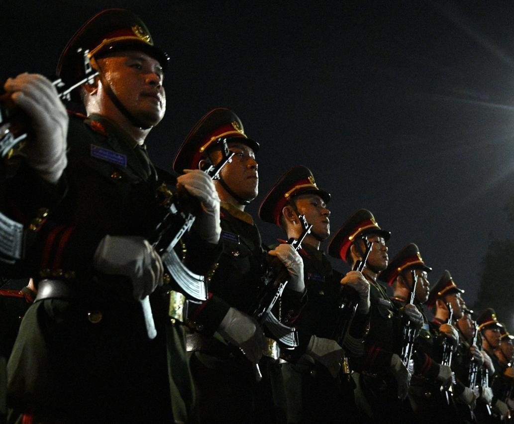 Các khối diễu binh, diễu hành đi trong tiếng hò reo của nhân dân sau buổi Tổng hợp luyện tối 21/8- Ảnh 10. Các khối diễu binh, diễu hành đi trong tiếng hò reo của nhân dân sau buổi Tổng hợp luyện tối 21/8- Ảnh 10.