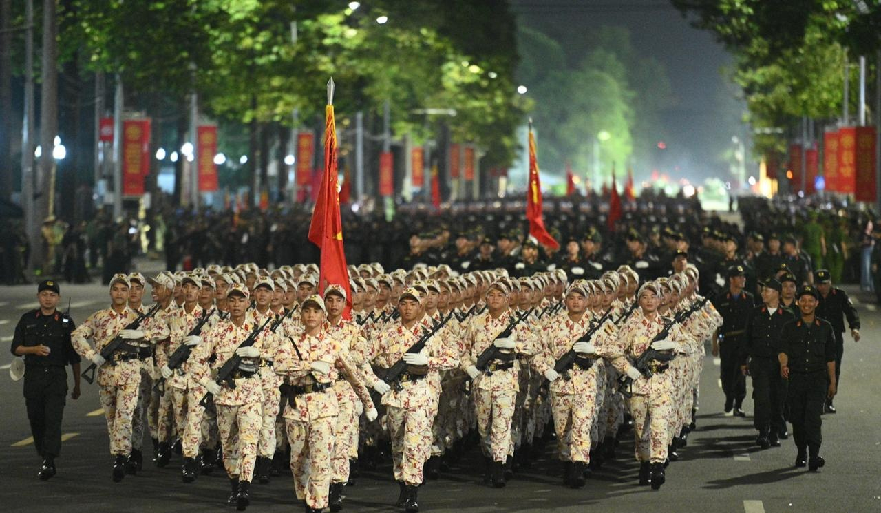 Các khối diễu binh, diễu hành đi trong tiếng hò reo của nhân dân sau buổi Tổng hợp luyện tối 21/8- Ảnh 14. Các khối diễu binh, diễu hành đi trong tiếng hò reo của nhân dân sau buổi Tổng hợp luyện tối 21/8- Ảnh 14.