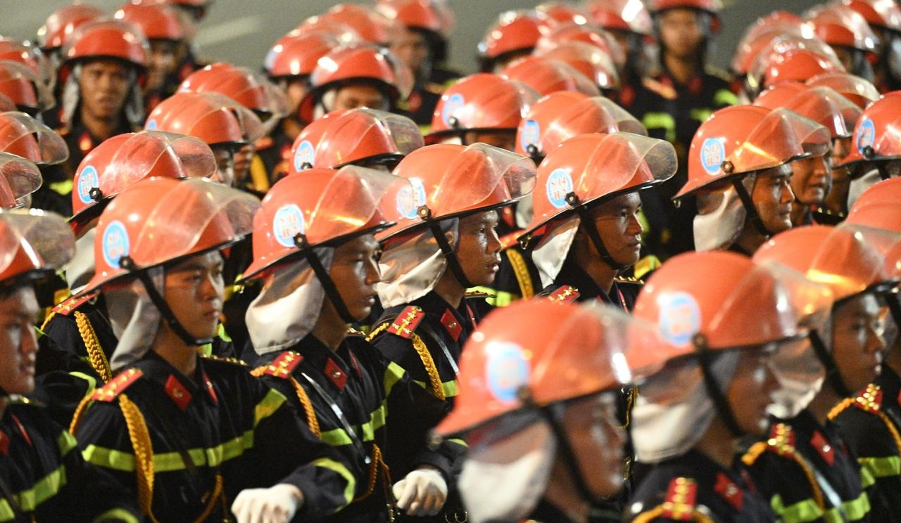 Các khối diễu binh, diễu hành đi trong tiếng hò reo của nhân dân sau buổi Tổng hợp luyện tối 21/8- Ảnh 16. Các khối diễu binh, diễu hành đi trong tiếng hò reo của nhân dân sau buổi Tổng hợp luyện tối 21/8- Ảnh 16.