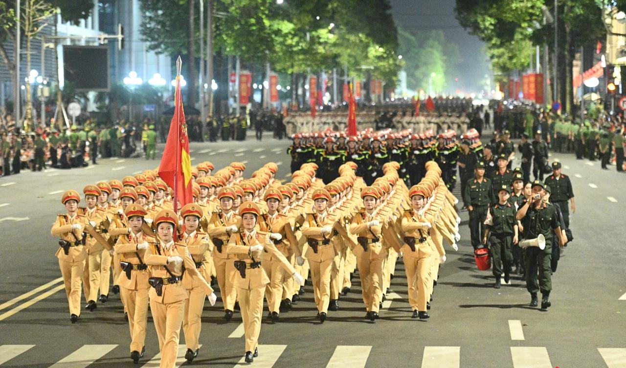 Các khối diễu binh, diễu hành đi trong tiếng hò reo của nhân dân sau buổi Tổng hợp luyện tối 21/8- Ảnh 18. Các khối diễu binh, diễu hành đi trong tiếng hò reo của nhân dân sau buổi Tổng hợp luyện tối 21/8- Ảnh 18.
