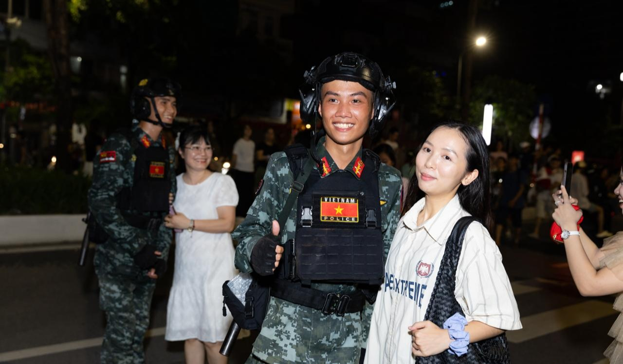Các chiến sĩ tạm biệt người dân, khép lại đêm Tổng hợp luyện đầu tiên đáng nhớ- Ảnh 7. Các chiến sĩ tạm biệt người dân, khép lại đêm Tổng hợp luyện đầu tiên đáng nhớ- Ảnh 7.