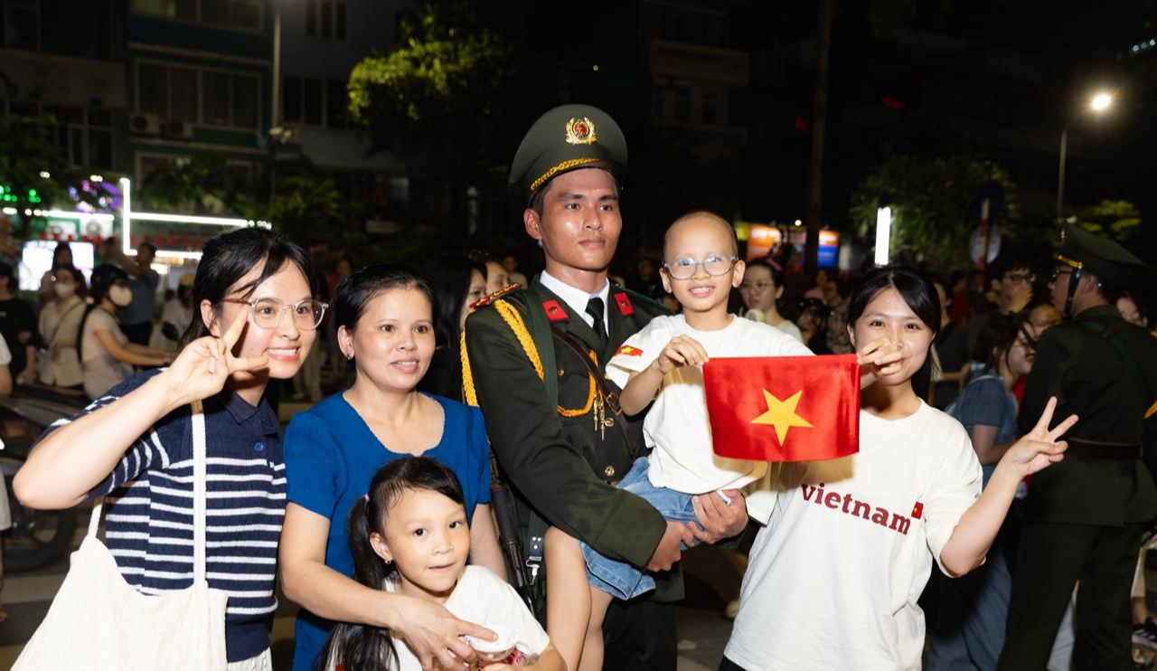 Các chiến sĩ tạm biệt người dân, khép lại đêm Tổng hợp luyện đầu tiên đáng nhớ- Ảnh 9. Các chiến sĩ tạm biệt người dân, khép lại đêm Tổng hợp luyện đầu tiên đáng nhớ- Ảnh 9.