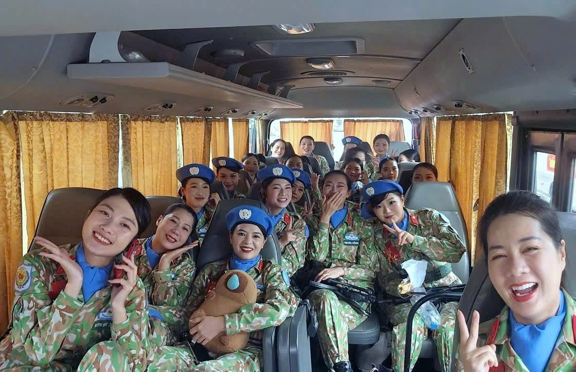 Live: Giữa rừng cờ hoa, hàng nghìn người dân cất cao ca khúc 'Như có Bác trong ngày đại thắng'- Ảnh 22. Live: Giữa rừng cờ hoa, hàng nghìn người dân cất cao ca khúc 'Như có Bác trong ngày đại thắng'- Ảnh 22.