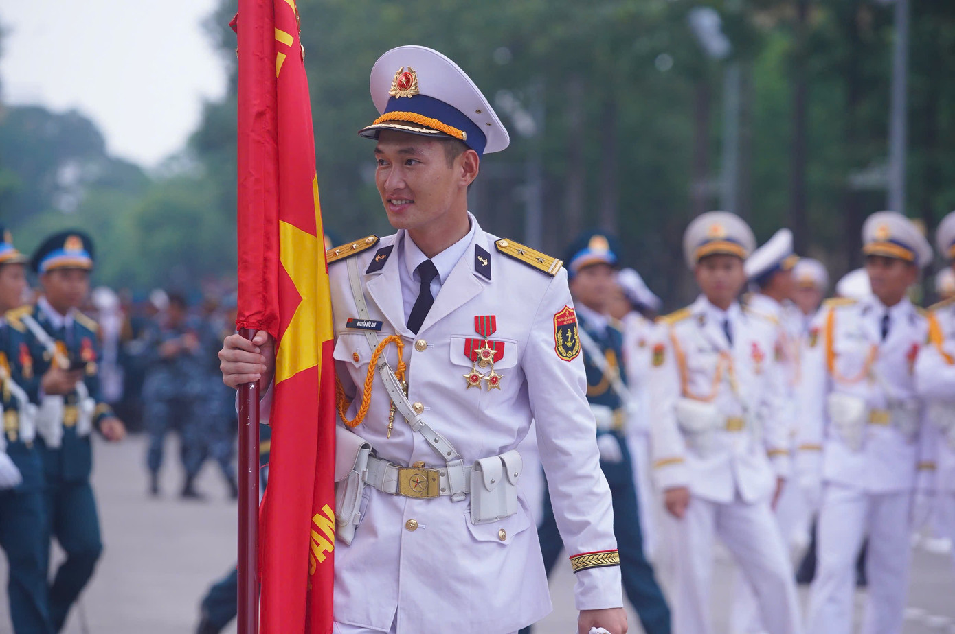 Live: Giữa rừng cờ hoa, hàng nghìn người dân cất cao ca khúc 'Như có Bác trong ngày đại thắng'- Ảnh 4. Live: Giữa rừng cờ hoa, hàng nghìn người dân cất cao ca khúc 'Như có Bác trong ngày đại thắng'- Ảnh 4.