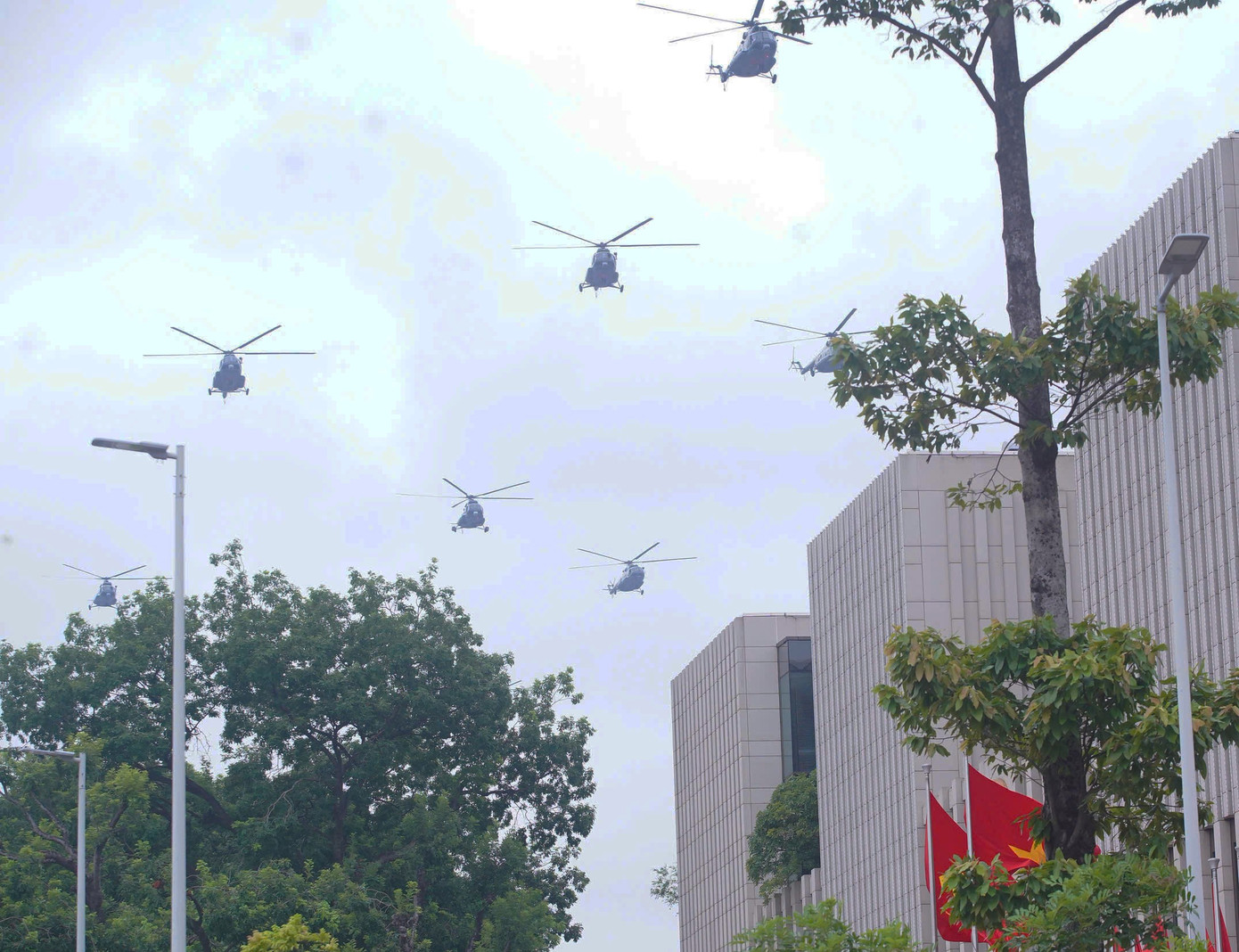 Live: Giữa rừng cờ hoa, hàng nghìn người dân cất cao ca khúc 'Như có Bác trong ngày đại thắng'- Ảnh 34. Live: Giữa rừng cờ hoa, hàng nghìn người dân cất cao ca khúc 'Như có Bác trong ngày đại thắng'- Ảnh 34.
