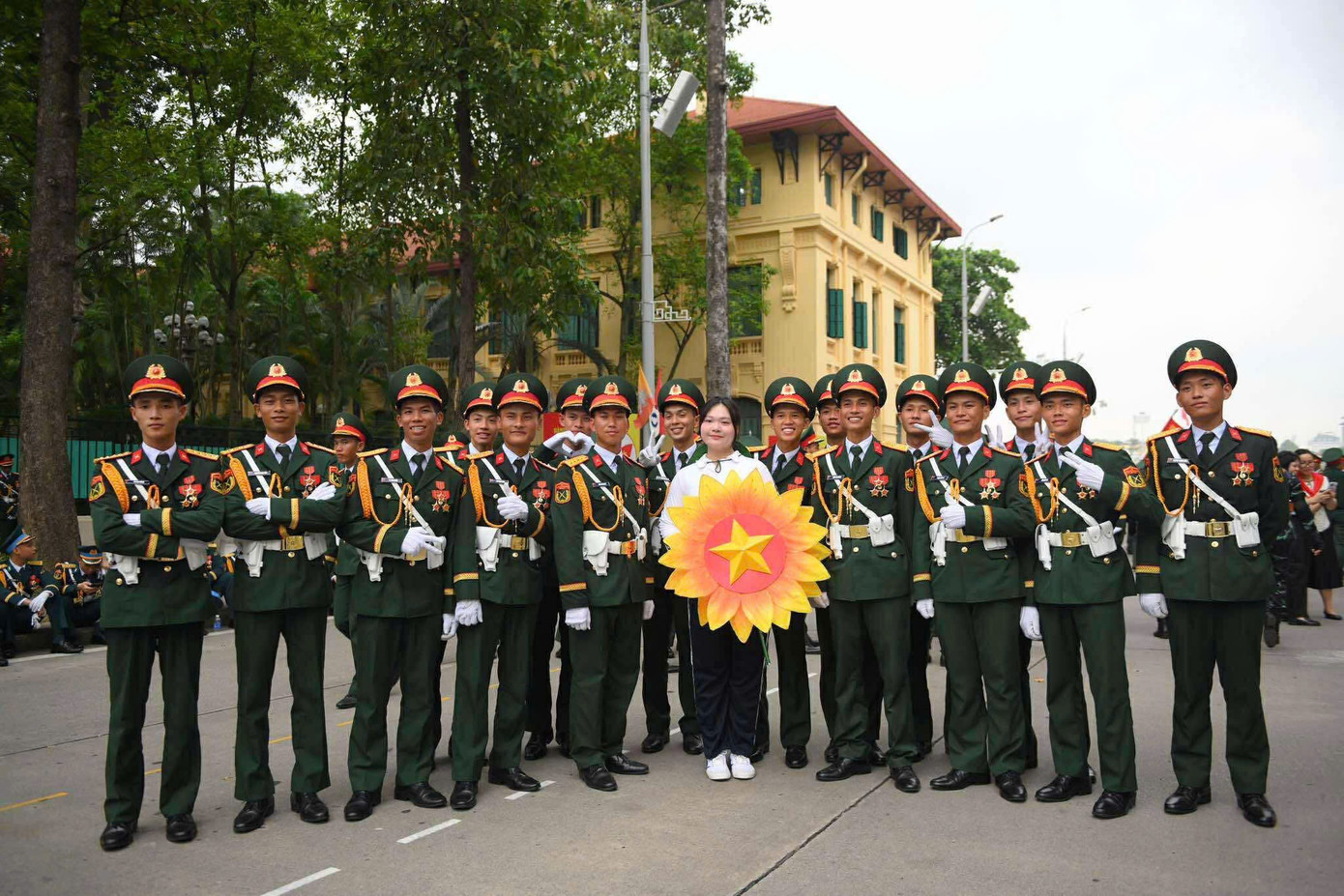 Live: Giữa rừng cờ hoa, hàng nghìn người dân cất cao ca khúc 'Như có Bác trong ngày đại thắng'- Ảnh 2. Live: Giữa rừng cờ hoa, hàng nghìn người dân cất cao ca khúc 'Như có Bác trong ngày đại thắng'- Ảnh 2.