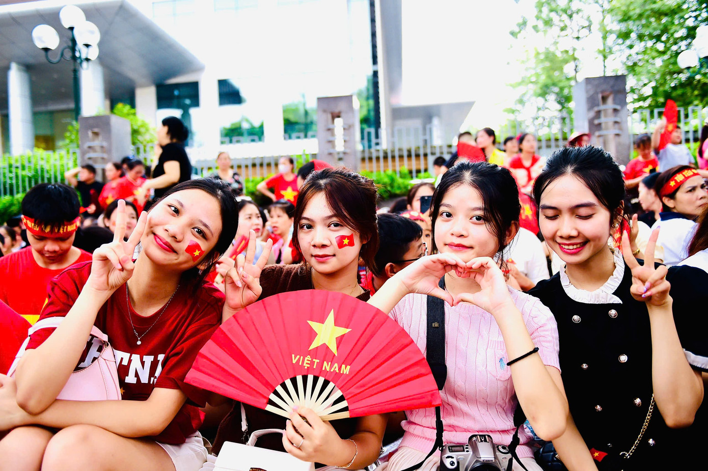 Live: Giữa rừng cờ hoa, hàng nghìn người dân cất cao ca khúc 'Như có Bác trong ngày đại thắng'- Ảnh 17. Live: Giữa rừng cờ hoa, hàng nghìn người dân cất cao ca khúc 'Như có Bác trong ngày đại thắng'- Ảnh 17.