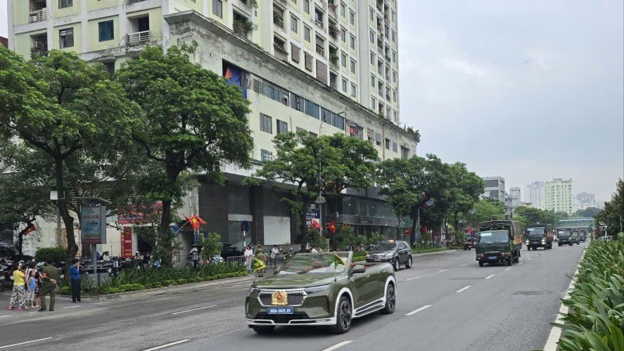 Live: Giữa rừng cờ hoa, hàng nghìn người dân cất cao ca khúc 'Như có Bác trong ngày đại thắng'- Ảnh 10. Live: Giữa rừng cờ hoa, hàng nghìn người dân cất cao ca khúc 'Như có Bác trong ngày đại thắng'- Ảnh 10.
