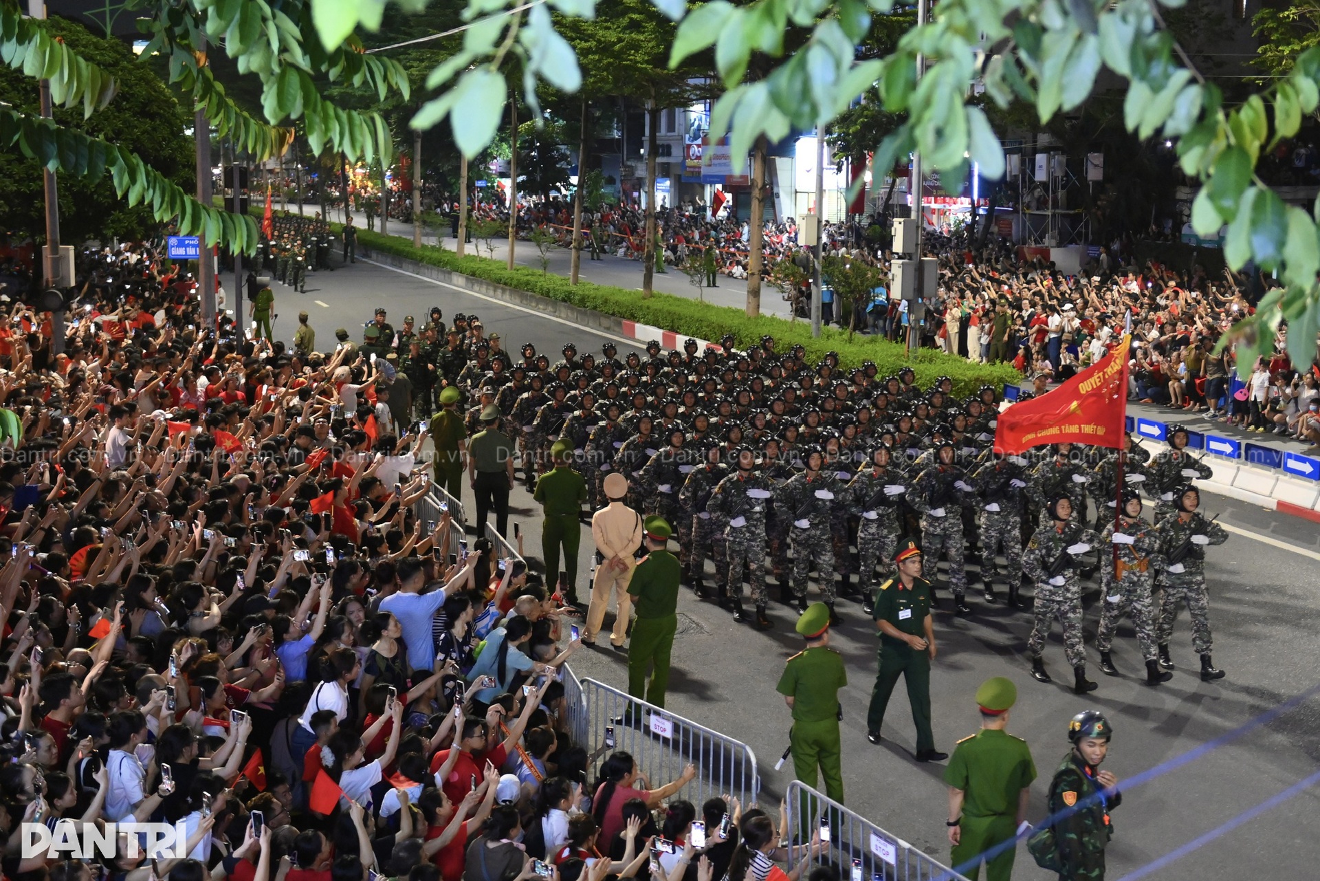 Những bước chân diễu binh kỷ luật, đều, đẹp, thẳng như kẻ của các chiến sĩ- Ảnh 17. Những bước chân diễu binh kỷ luật, đều, đẹp, thẳng như kẻ của các chiến sĩ- Ảnh 17.