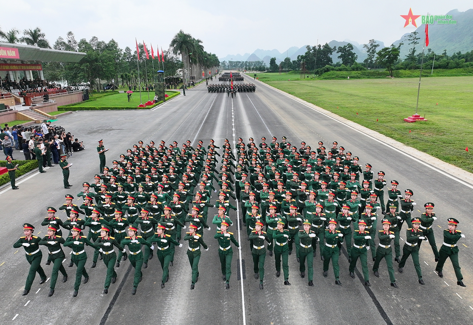 Không xả rác bừa bãi khi đi xem diễu binh, diễu hành tối 21/8- Ảnh 1. Không xả rác bừa bãi khi đi xem diễu binh, diễu hành tối 21/8- Ảnh 1.
