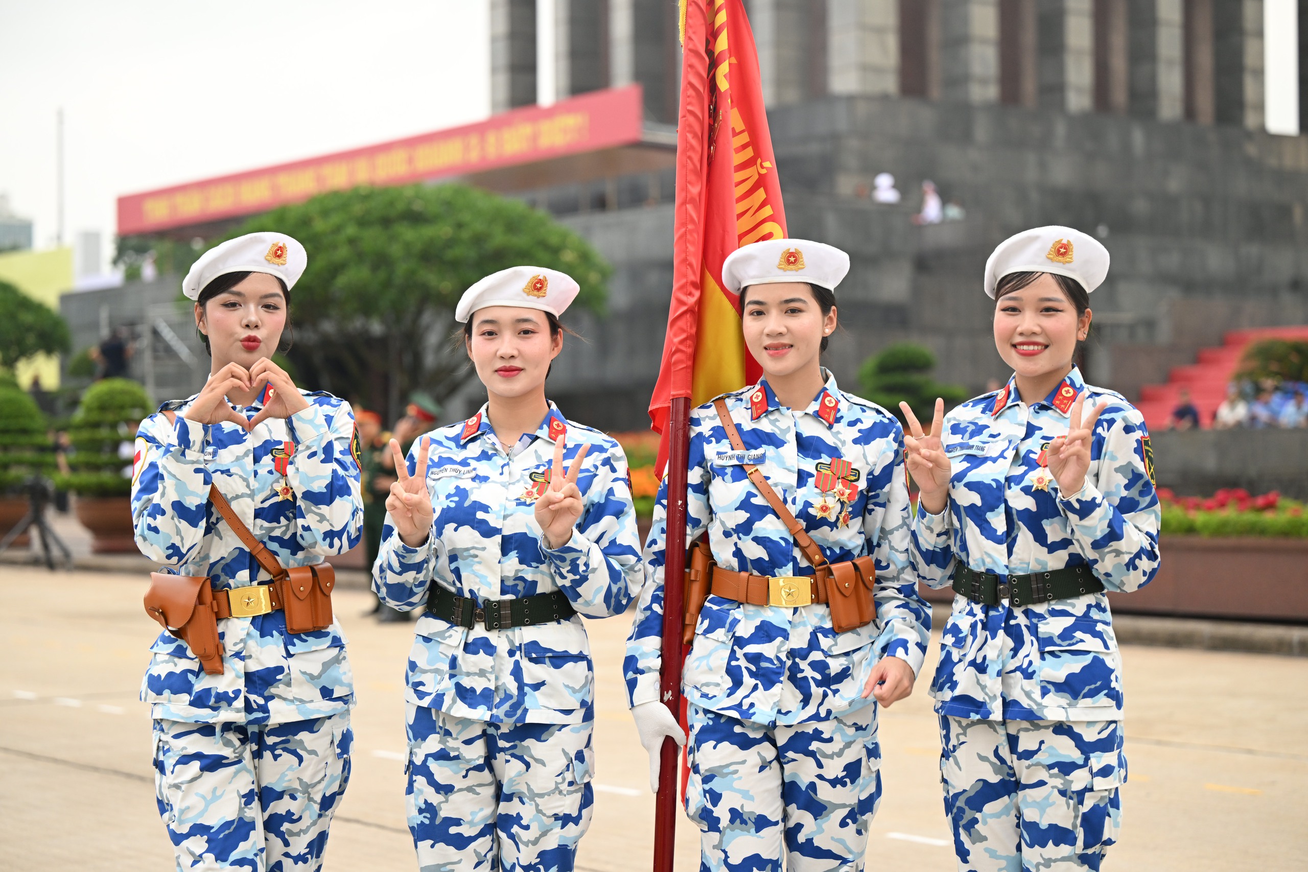 Những "bông hồng thép" tại buổi Tổng hợp luyện đầu tiên cho Lễ diễu binh, diễu hành 2/9- Ảnh 8. Những "bông hồng thép" tại buổi Tổng hợp luyện đầu tiên cho Lễ diễu binh, diễu hành 2/9- Ảnh 8.