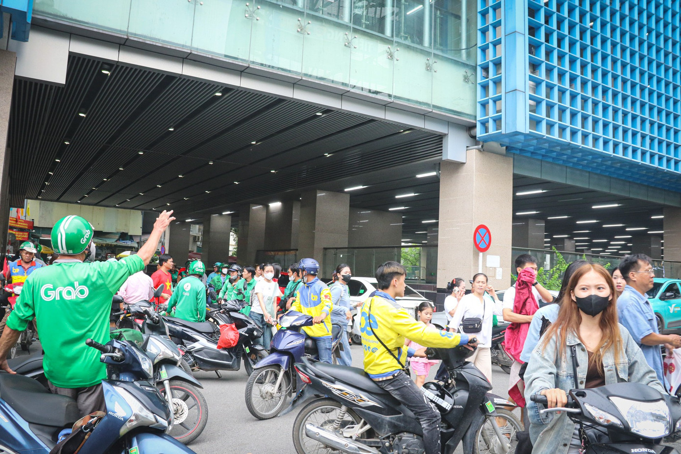 Những chuyến tàu chật kín người về trung tâm chờ xem tổng hợp luyện diễu binh, diễu hành- Ảnh 8. Những chuyến tàu chật kín người về trung tâm chờ xem tổng hợp luyện diễu binh, diễu hành- Ảnh 8.