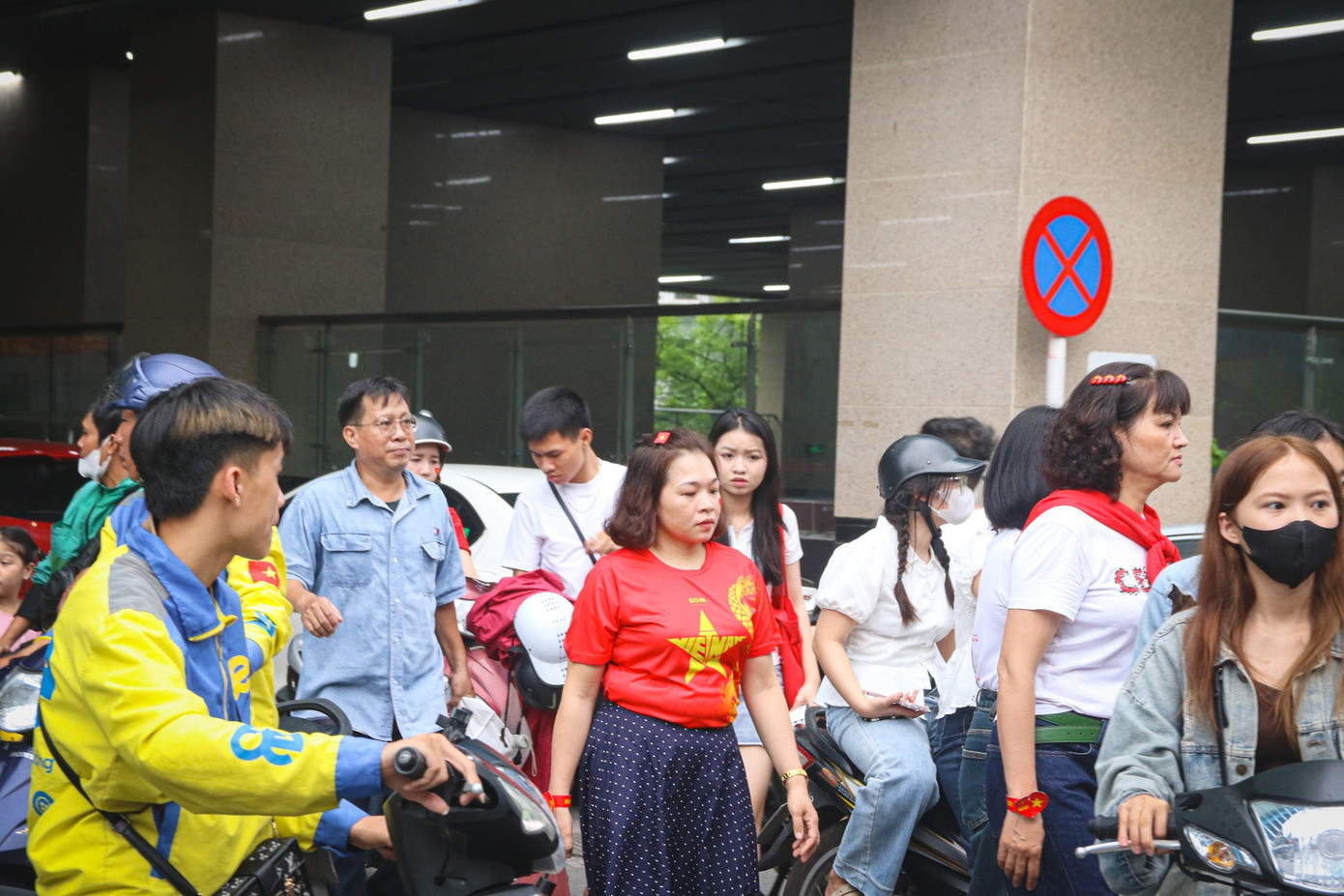 Những chuyến tàu chật kín người về trung tâm chờ xem tổng hợp luyện diễu binh, diễu hành- Ảnh 9. Những chuyến tàu chật kín người về trung tâm chờ xem tổng hợp luyện diễu binh, diễu hành- Ảnh 9.