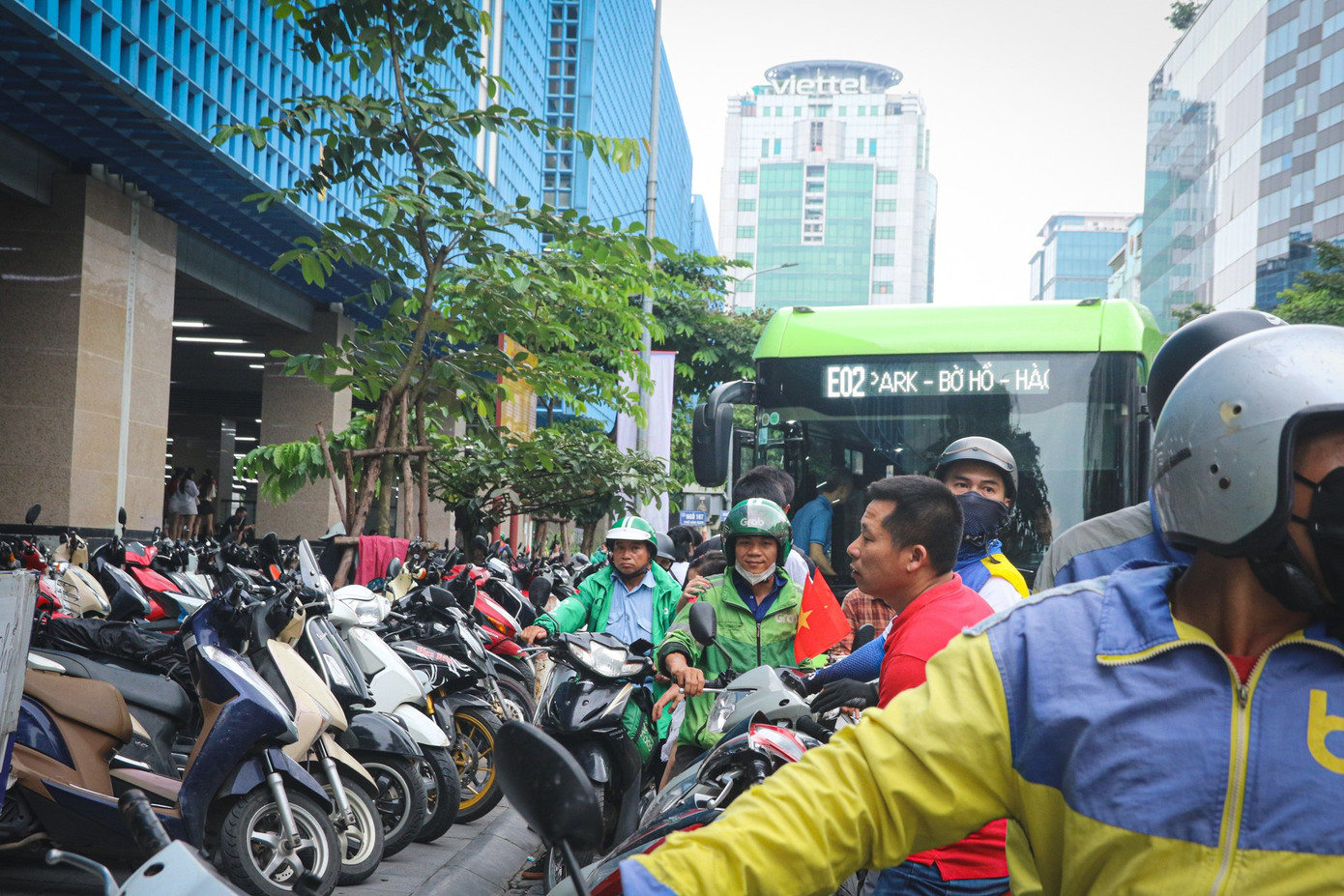 Những chuyến tàu chật kín người về trung tâm chờ xem tổng hợp luyện diễu binh, diễu hành- Ảnh 10. Những chuyến tàu chật kín người về trung tâm chờ xem tổng hợp luyện diễu binh, diễu hành- Ảnh 10.