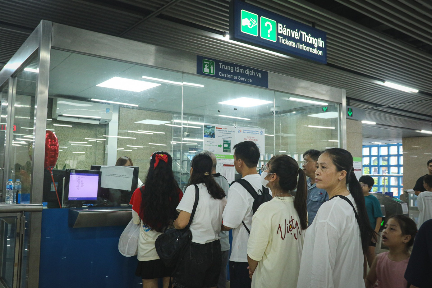 Những chuyến tàu chật kín người về trung tâm chờ xem tổng hợp luyện diễu binh, diễu hành- Ảnh 4. Những chuyến tàu chật kín người về trung tâm chờ xem tổng hợp luyện diễu binh, diễu hành- Ảnh 4.