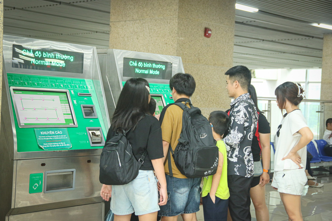 Những chuyến tàu chật kín người về trung tâm chờ xem tổng hợp luyện diễu binh, diễu hành- Ảnh 5. Những chuyến tàu chật kín người về trung tâm chờ xem tổng hợp luyện diễu binh, diễu hành- Ảnh 5.