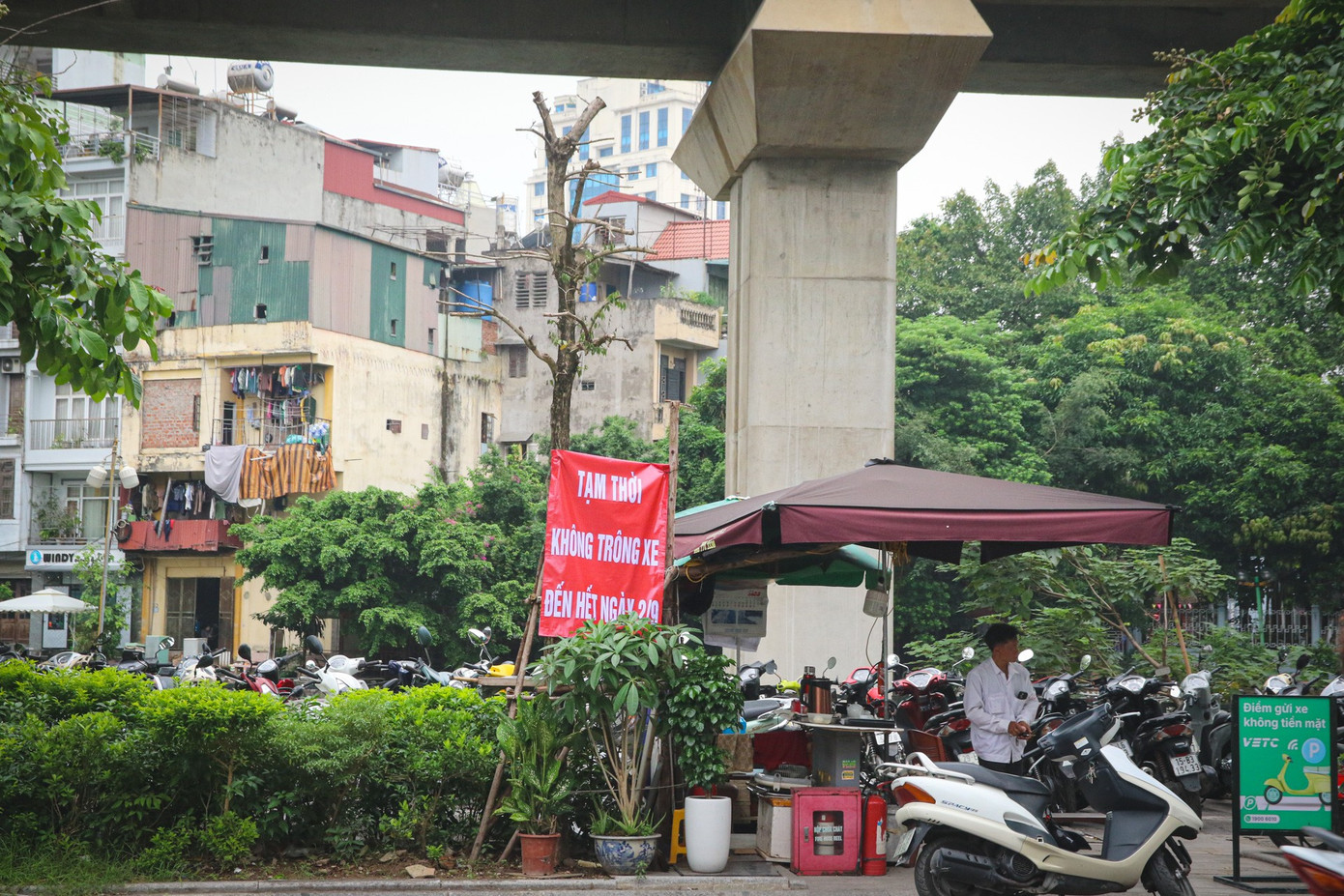 Những chuyến tàu chật kín người về trung tâm chờ xem tổng hợp luyện diễu binh, diễu hành- Ảnh 13. Những chuyến tàu chật kín người về trung tâm chờ xem tổng hợp luyện diễu binh, diễu hành- Ảnh 13.