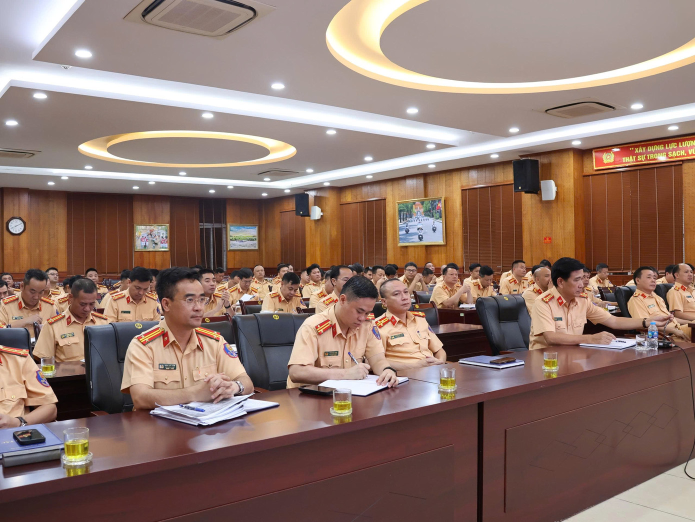 Live: Giữa rừng cờ hoa, hàng nghìn người dân cất cao ca khúc 'Như có Bác trong ngày đại thắng'- Ảnh 46. Live: Giữa rừng cờ hoa, hàng nghìn người dân cất cao ca khúc 'Như có Bác trong ngày đại thắng'- Ảnh 46.