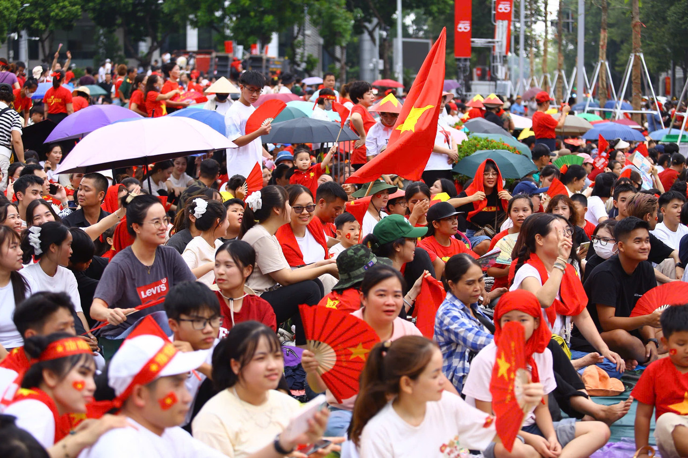 Live: Giữa rừng cờ hoa, hàng nghìn người dân cất cao ca khúc 'Như có Bác trong ngày đại thắng'- Ảnh 20. Live: Giữa rừng cờ hoa, hàng nghìn người dân cất cao ca khúc 'Như có Bác trong ngày đại thắng'- Ảnh 20.