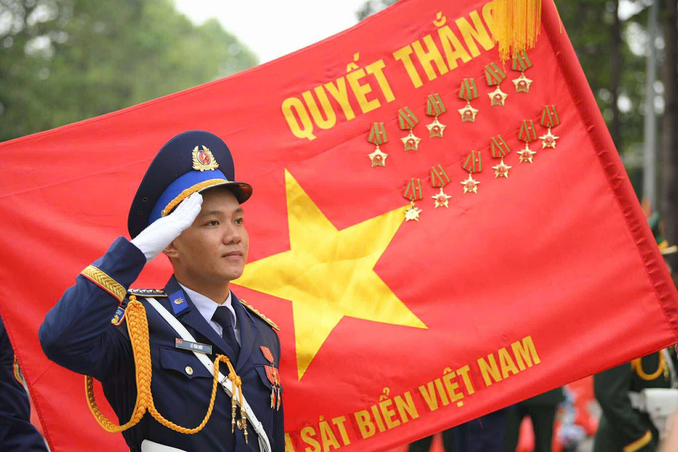 Live: Giữa rừng cờ hoa, hàng nghìn người dân cất cao ca khúc 'Như có Bác trong ngày đại thắng'- Ảnh 3. Live: Giữa rừng cờ hoa, hàng nghìn người dân cất cao ca khúc 'Như có Bác trong ngày đại thắng'- Ảnh 3.