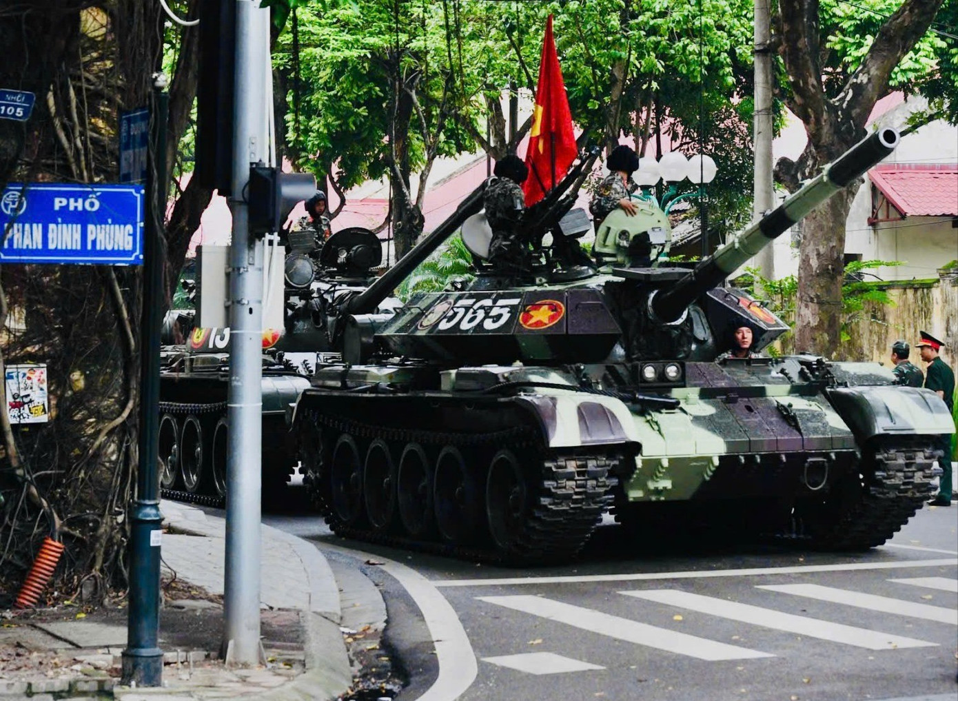 Live: Giữa rừng cờ hoa, hàng nghìn người dân cất cao ca khúc 'Như có Bác trong ngày đại thắng'- Ảnh 9. Live: Giữa rừng cờ hoa, hàng nghìn người dân cất cao ca khúc 'Như có Bác trong ngày đại thắng'- Ảnh 9.