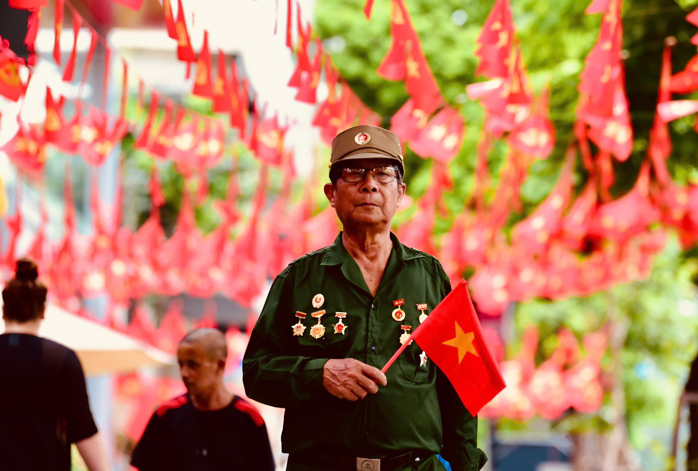 Live: Giữa rừng cờ hoa, hàng nghìn người dân cất cao ca khúc 'Như có Bác trong ngày đại thắng'- Ảnh 26. Live: Giữa rừng cờ hoa, hàng nghìn người dân cất cao ca khúc 'Như có Bác trong ngày đại thắng'- Ảnh 26.