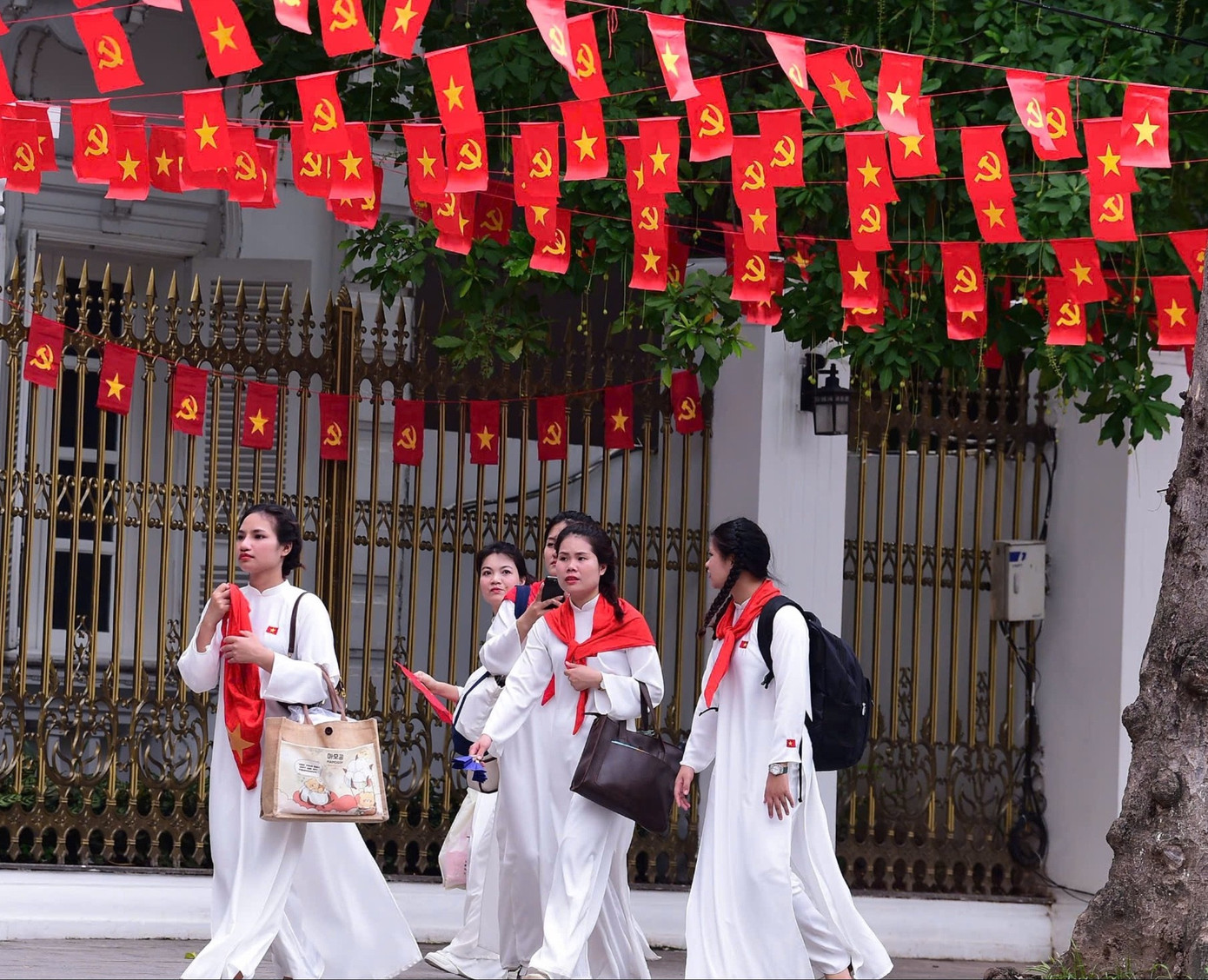 Live: Giữa rừng cờ hoa, hàng nghìn người dân cất cao ca khúc 'Như có Bác trong ngày đại thắng'- Ảnh 29. Live: Giữa rừng cờ hoa, hàng nghìn người dân cất cao ca khúc 'Như có Bác trong ngày đại thắng'- Ảnh 29.