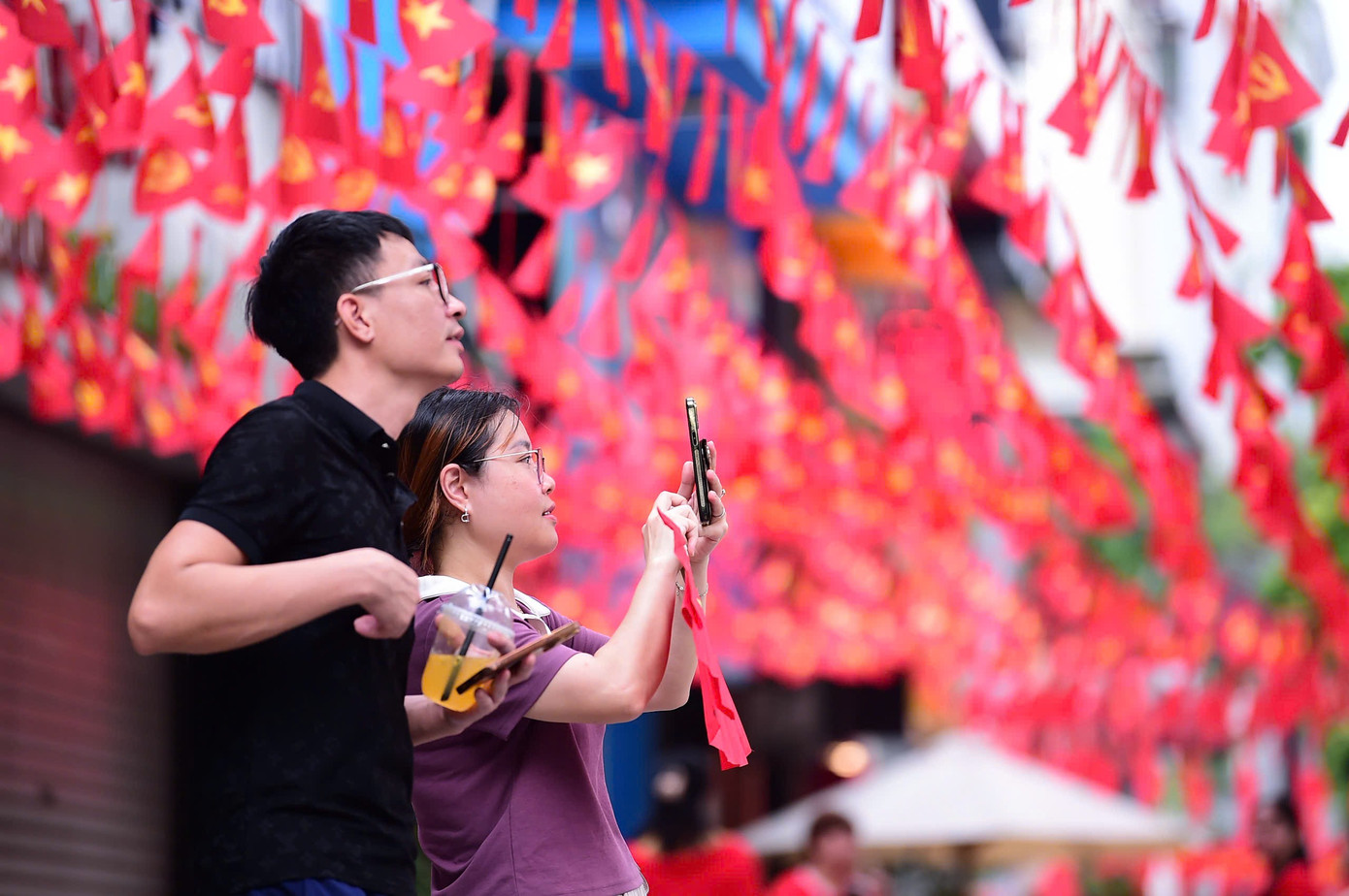 Live: Giữa rừng cờ hoa, hàng nghìn người dân cất cao ca khúc 'Như có Bác trong ngày đại thắng'- Ảnh 27. Live: Giữa rừng cờ hoa, hàng nghìn người dân cất cao ca khúc 'Như có Bác trong ngày đại thắng'- Ảnh 27.