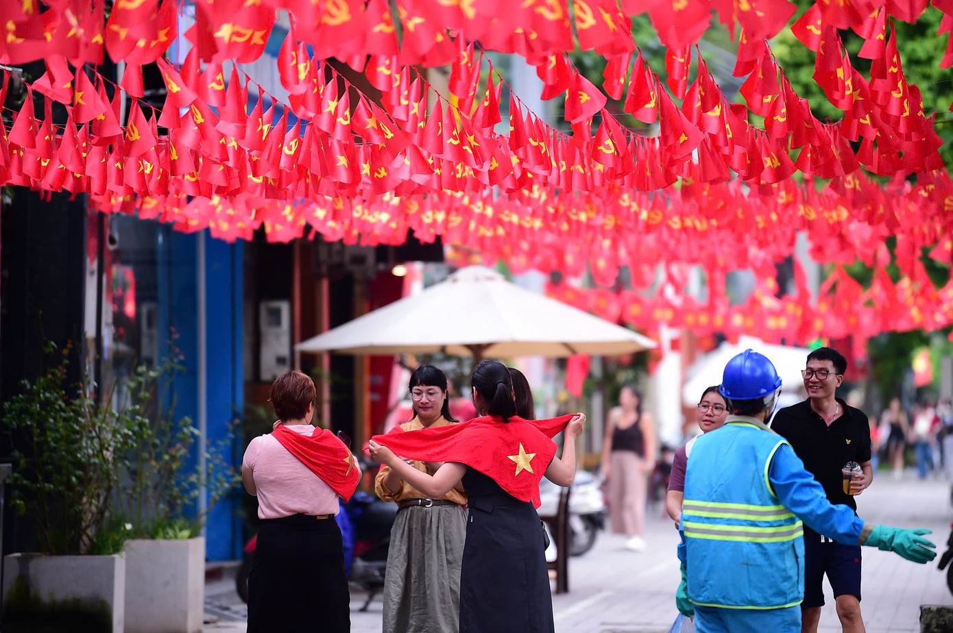 Live: Giữa rừng cờ hoa, hàng nghìn người dân cất cao ca khúc 'Như có Bác trong ngày đại thắng'- Ảnh 28. Live: Giữa rừng cờ hoa, hàng nghìn người dân cất cao ca khúc 'Như có Bác trong ngày đại thắng'- Ảnh 28.