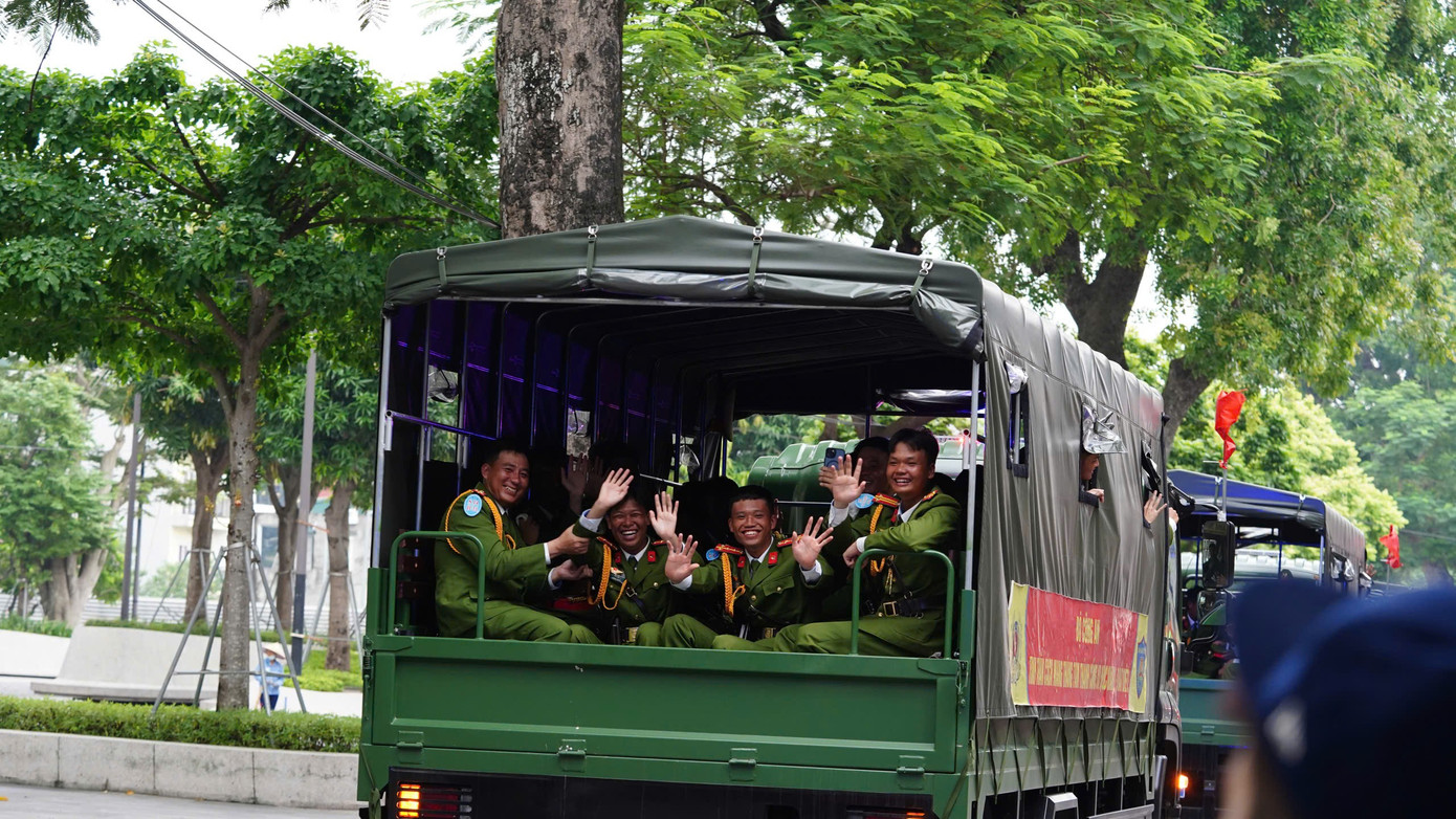 Live: Giữa rừng cờ hoa, hàng nghìn người dân cất cao ca khúc 'Như có Bác trong ngày đại thắng'- Ảnh 25. Live: Giữa rừng cờ hoa, hàng nghìn người dân cất cao ca khúc 'Như có Bác trong ngày đại thắng'- Ảnh 25.