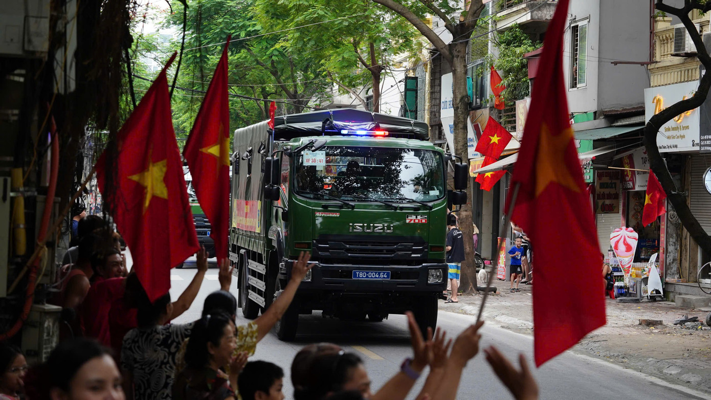 Live: Giữa rừng cờ hoa, hàng nghìn người dân cất cao ca khúc 'Như có Bác trong ngày đại thắng'- Ảnh 23. Live: Giữa rừng cờ hoa, hàng nghìn người dân cất cao ca khúc 'Như có Bác trong ngày đại thắng'- Ảnh 23.