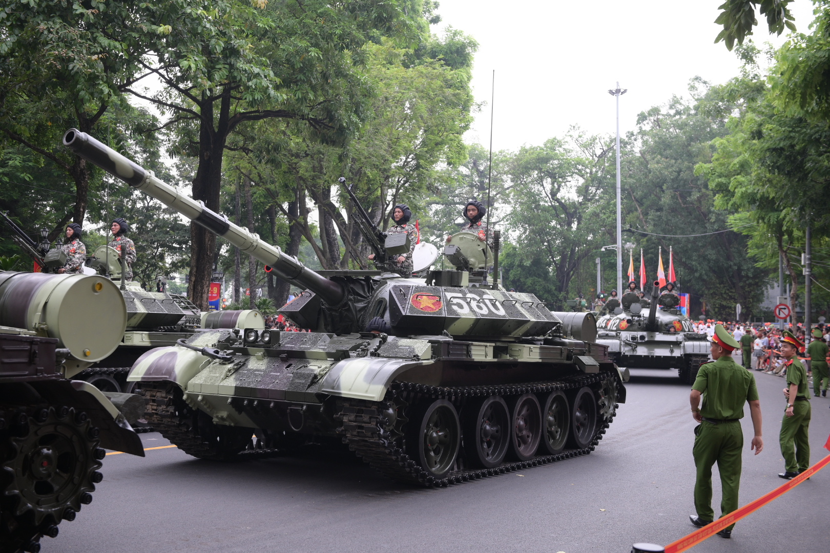 Các đoàn xe tăng, xe thiết giáp đang tiến về quảng trường Ba Đình trong tiếng hò reo của người dân trước giờ Tổng hợp luyện- Ảnh 5. Các đoàn xe tăng, xe thiết giáp đang tiến về quảng trường Ba Đình trong tiếng hò reo của người dân trước giờ Tổng hợp luyện- Ảnh 5.
