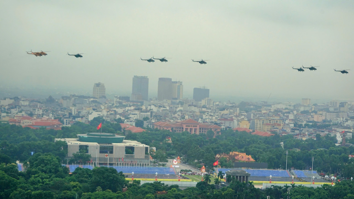 Live: Giữa rừng cờ hoa, hàng nghìn người dân cất cao ca khúc 'Như có Bác trong ngày đại thắng'- Ảnh 40. Live: Giữa rừng cờ hoa, hàng nghìn người dân cất cao ca khúc 'Như có Bác trong ngày đại thắng'- Ảnh 40.