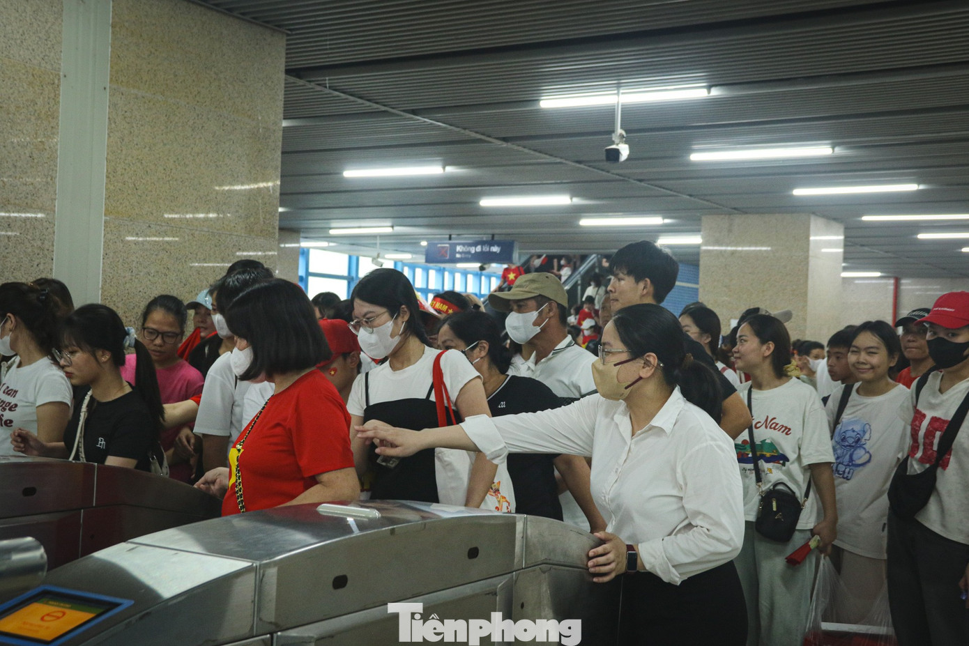 Những chuyến tàu chật kín người về trung tâm chờ xem tổng hợp luyện diễu binh, diễu hành- Ảnh 3. Những chuyến tàu chật kín người về trung tâm chờ xem tổng hợp luyện diễu binh, diễu hành- Ảnh 3.