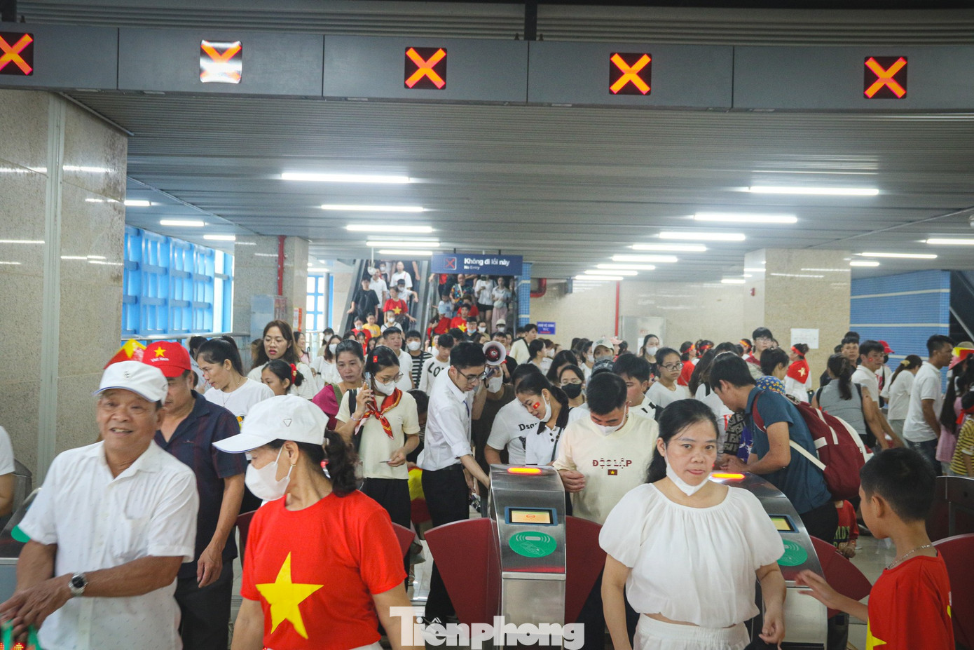 Những chuyến tàu chật kín người về trung tâm chờ xem tổng hợp luyện diễu binh, diễu hành- Ảnh 2. Những chuyến tàu chật kín người về trung tâm chờ xem tổng hợp luyện diễu binh, diễu hành- Ảnh 2.